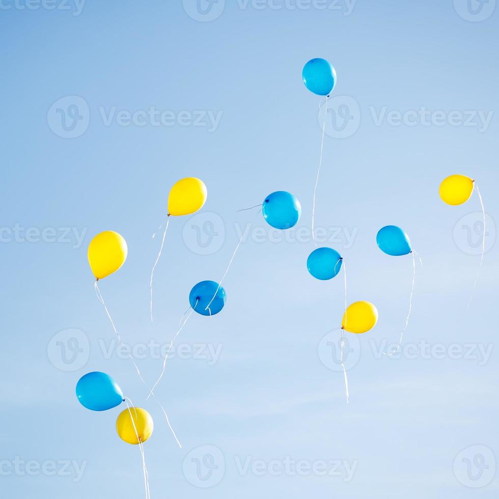balões azuis e amarelos no festival da cidade no fundo do céu azul foto