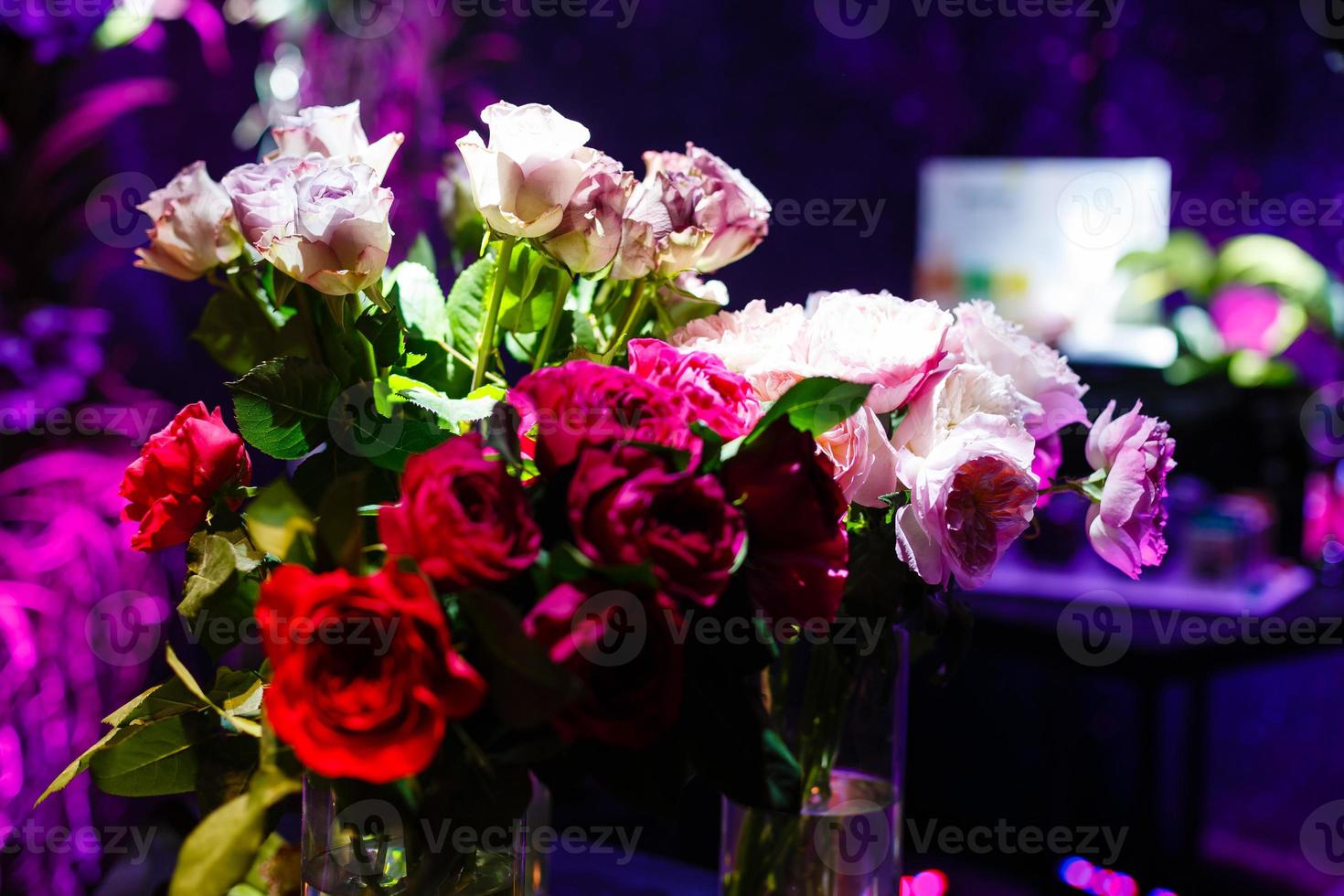rosas multicoloridas em uma decoração de casamento floral foto