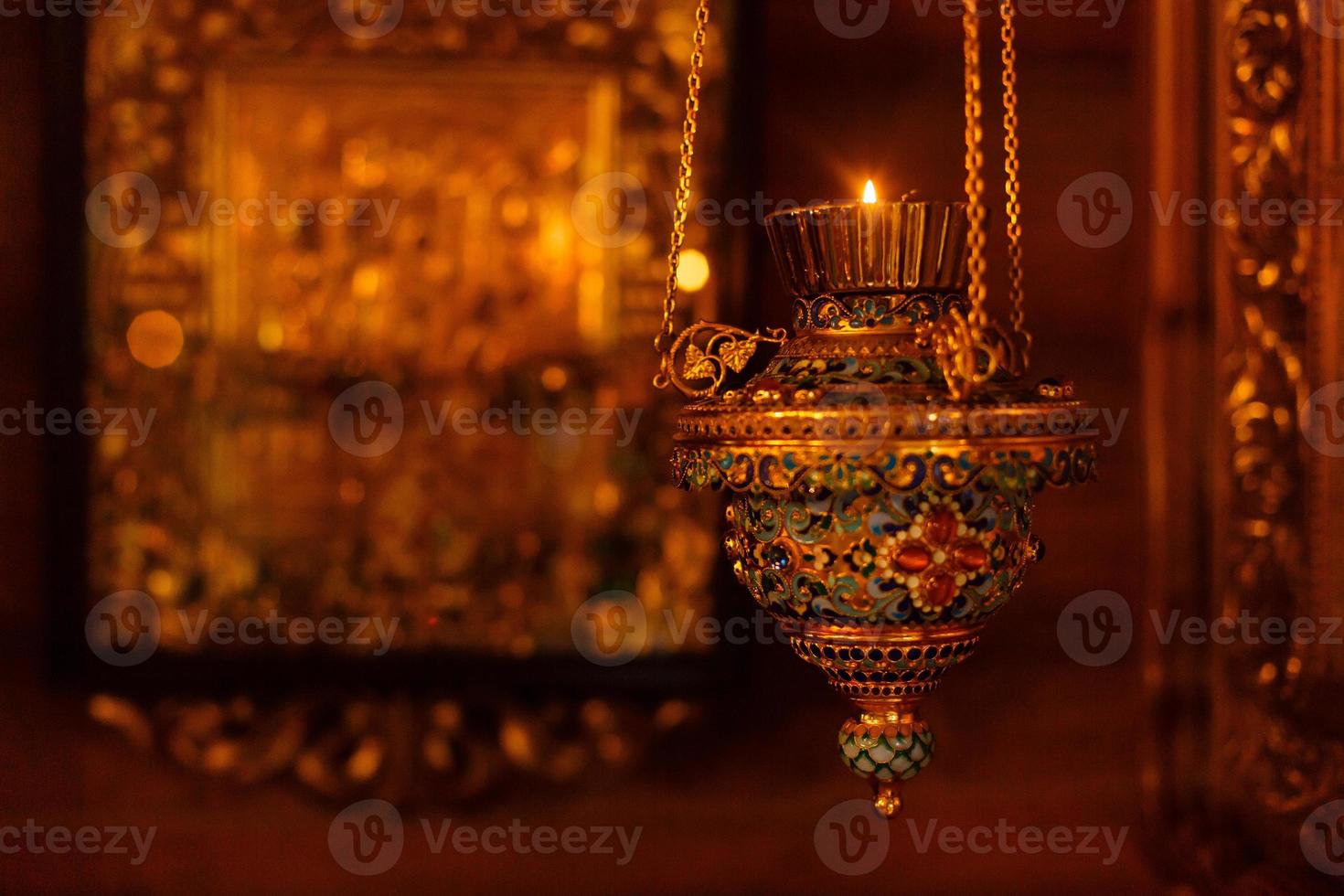 igreja. Igreja Ortodoxa. cristandade. igreja iluminada ícone de velas religião foto