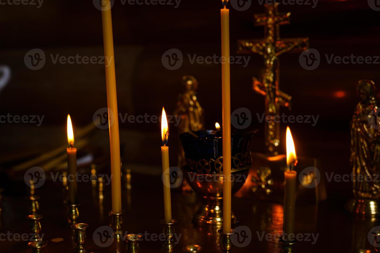 velas acesas em uma igreja foto