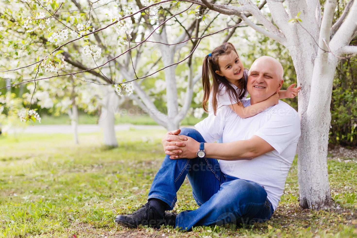 avô e sua neta juntos no jardim foto