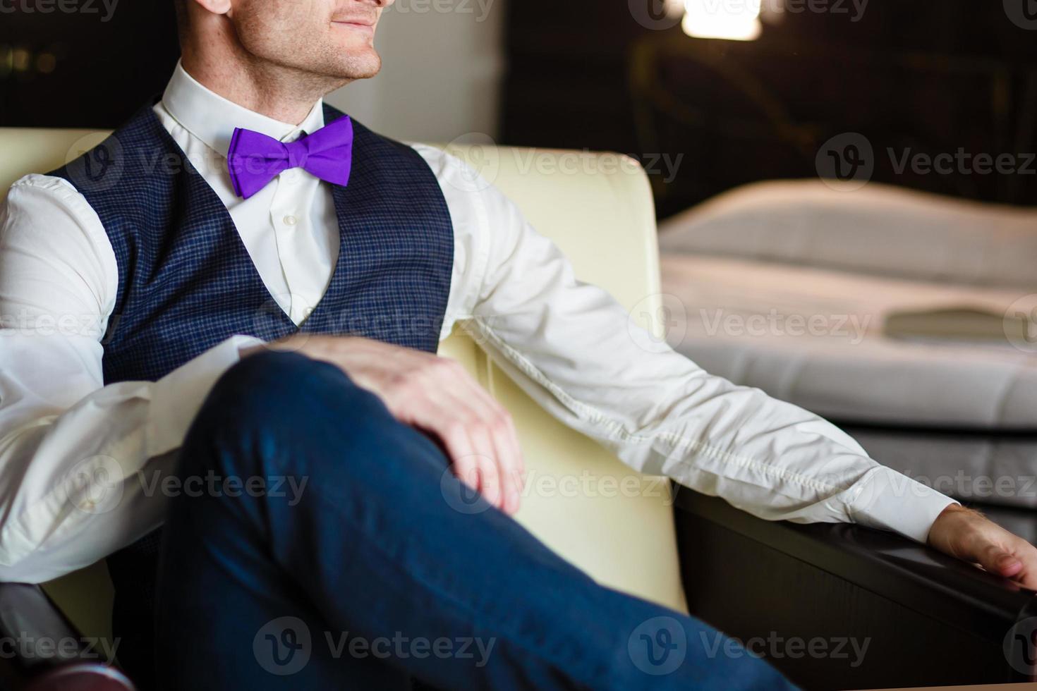 homem de negócios relaxando em uma poltrona com os olhos fechados foto