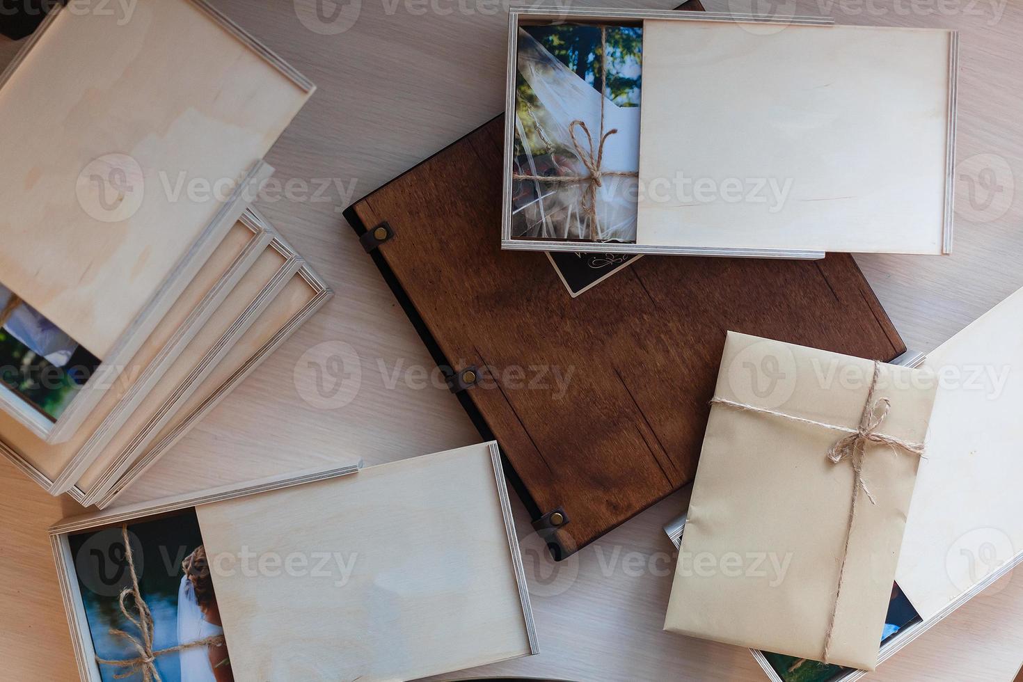 caixas de madeira vazias para presente ou fotos com stick usb, espaço livre. embalagem para drives de foto e usb em fundo branco de madeira. conceito de informação e correio
