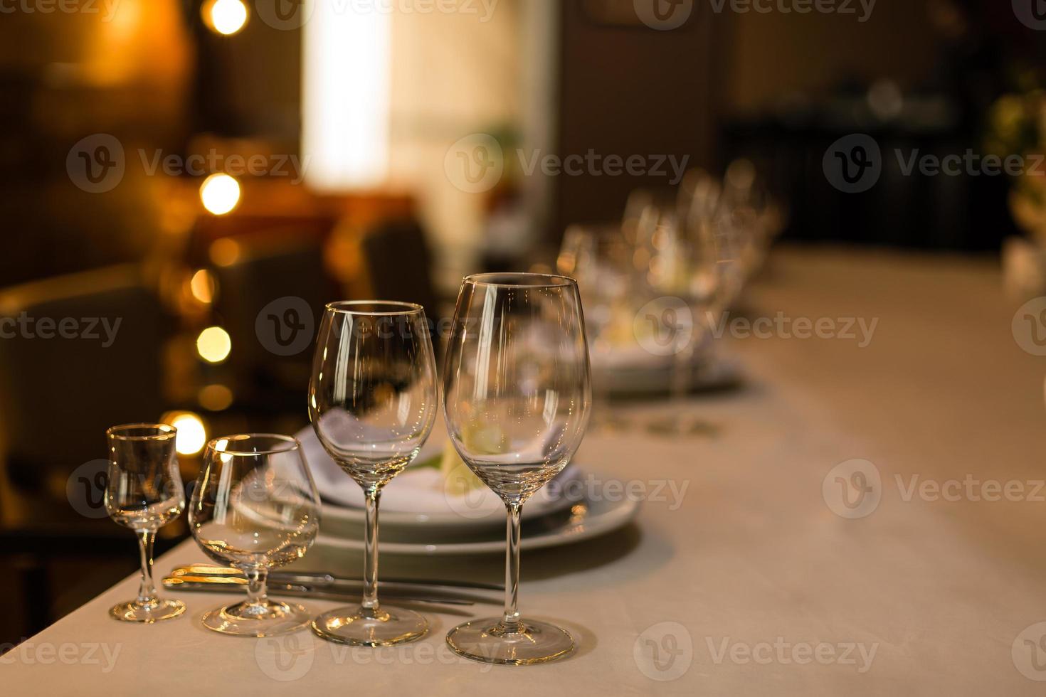 linda mesa com louças e flores para uma festa, recepção de casamento ou outro evento festivo. copos e talheres para jantar de evento servido. foto