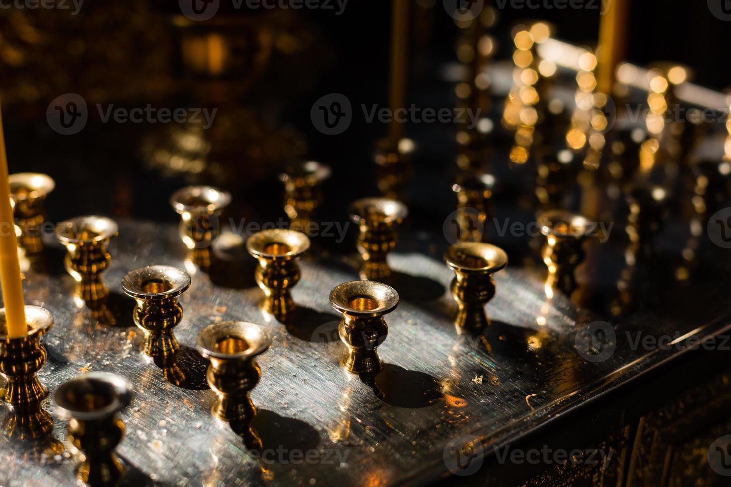 castiçal vazio na igreja como um símbolo foto