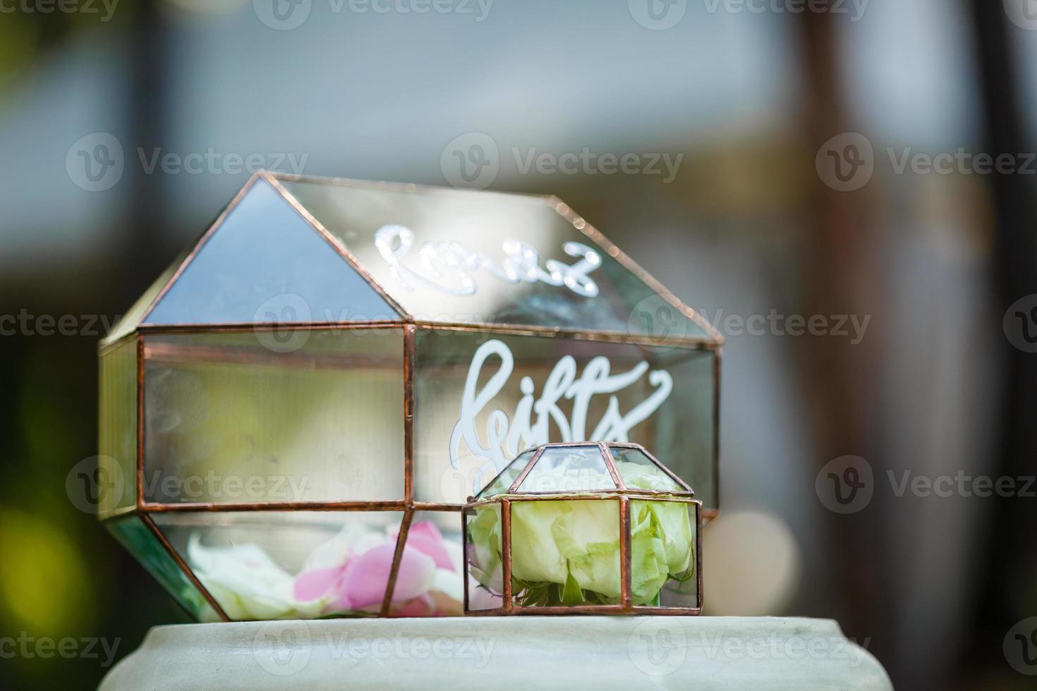 elegante caixa de vidro decorada para saudações de casamento e cartões e presentes na recepção de um restaurante foto
