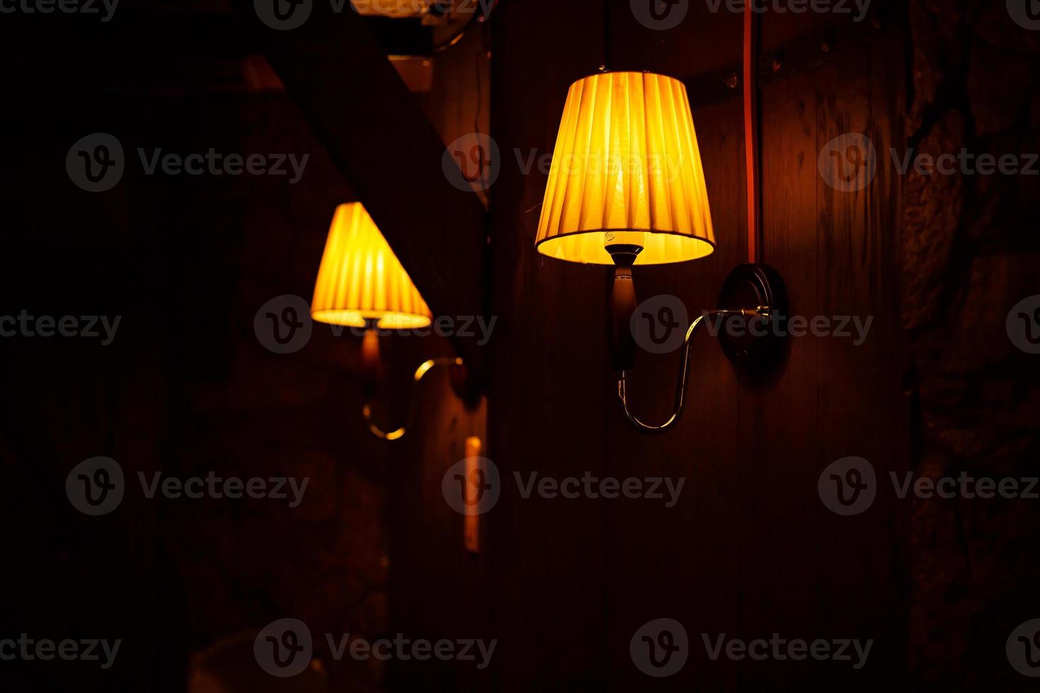 a lâmpada na parede foto