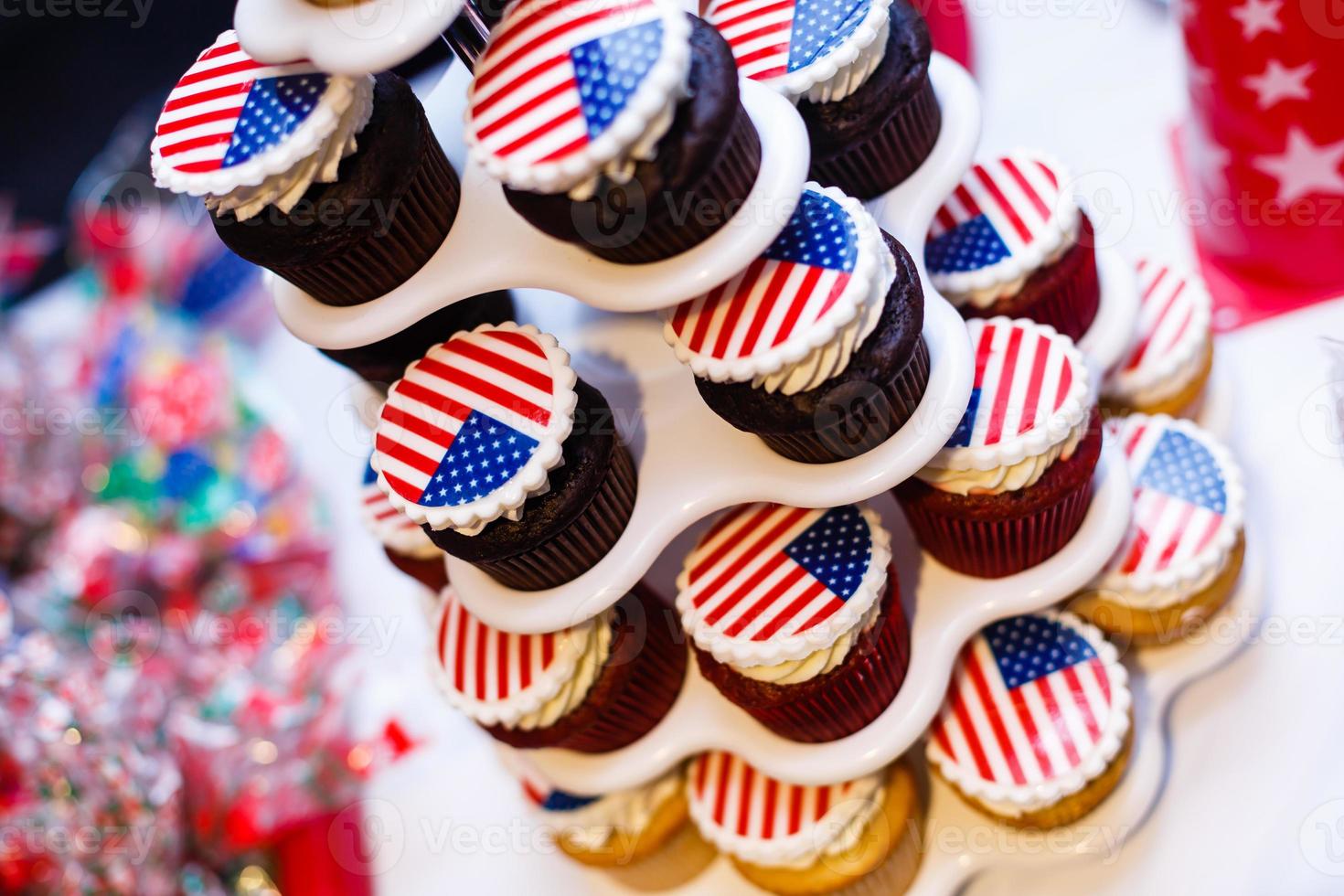 cupcakes de feriado patriótico americano na mesa de madeira foto