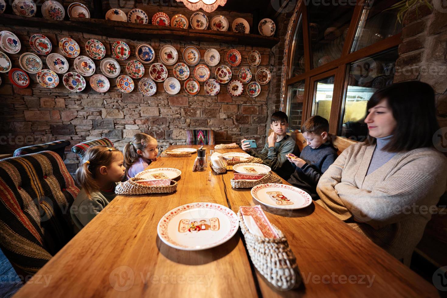 família tendo uma refeição juntos no autêntico restaurante ucraniano. foto