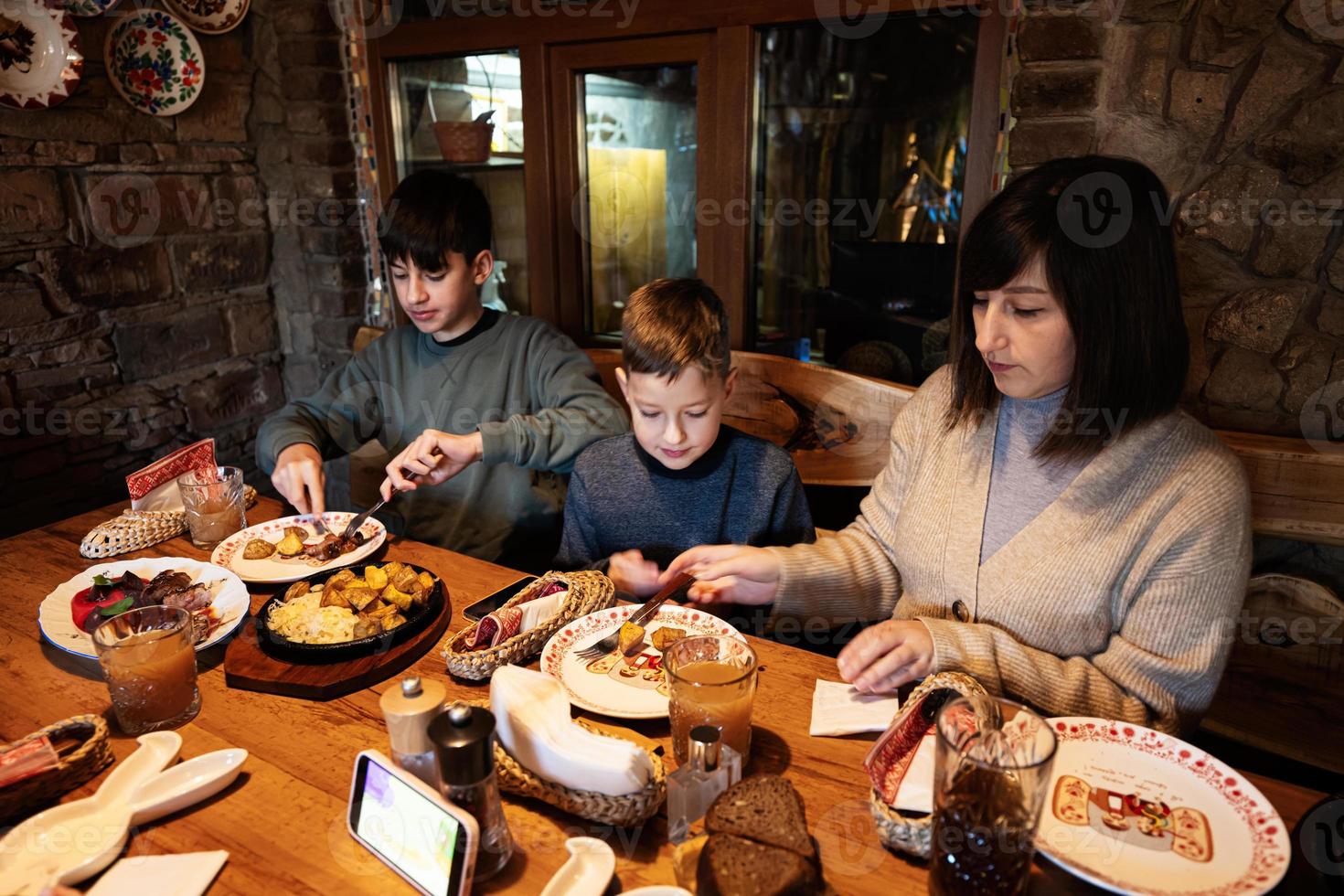 família tendo uma refeição juntos no autêntico restaurante ucraniano. foto