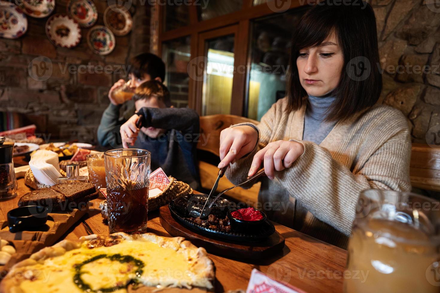 família tendo uma refeição juntos no autêntico restaurante ucraniano. foto