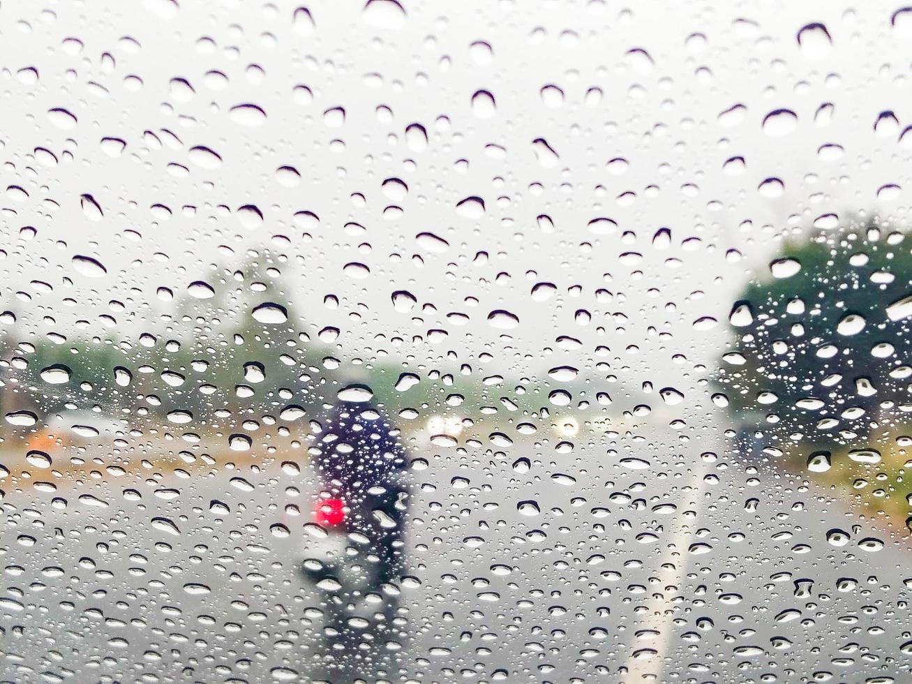 vidro gotas de chuva textura padrão clima tráfego rodoviário estação chuvosa chuva pesada tempestade foto