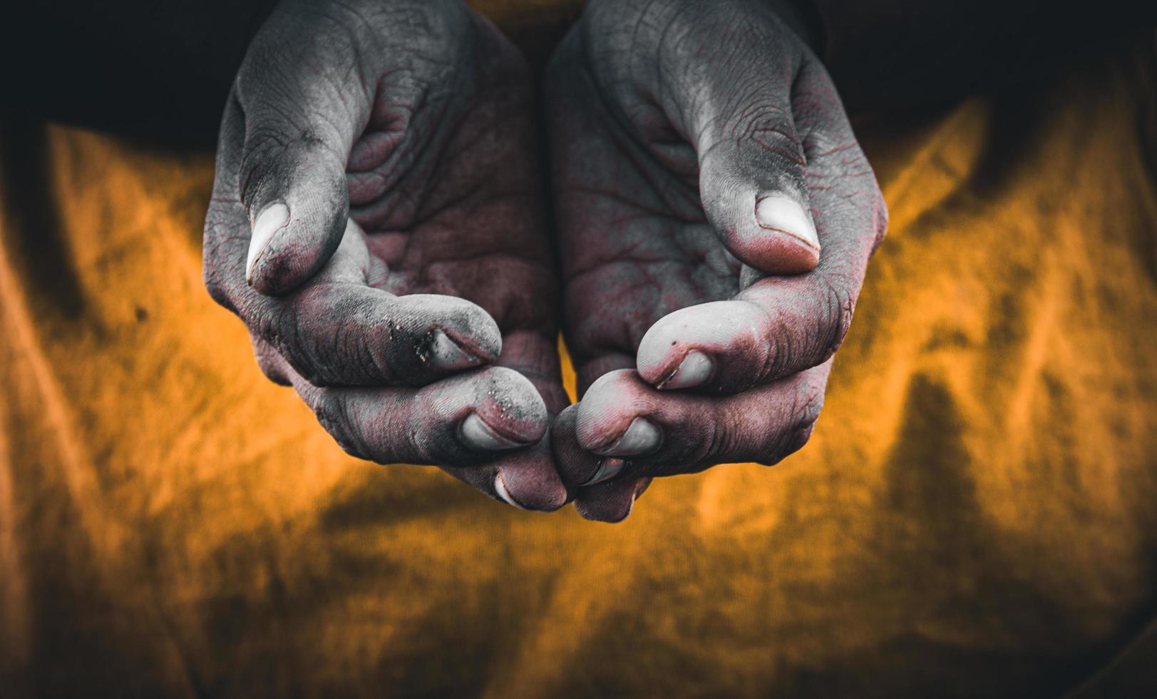 mão mendigo imagem preto e branco o conceito dos pobres, os sem-teto, os famintos, a guerra foto