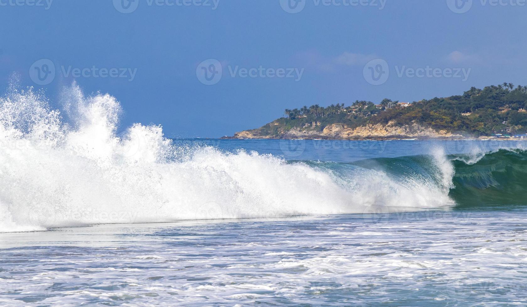 extremamente grandes ondas de surfista na praia puerto escondido méxico. foto