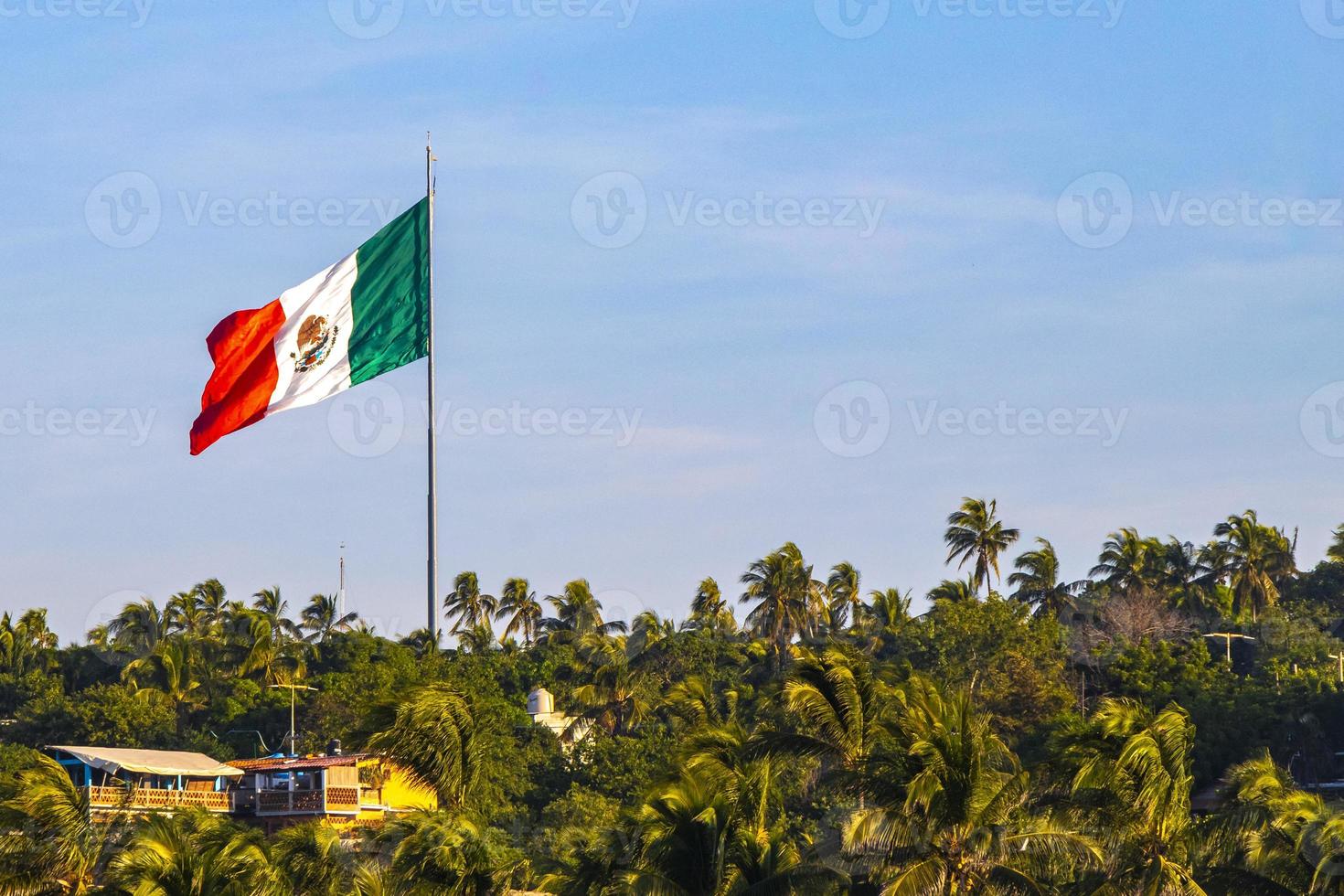 mexicano verde branco bandeira vermelha em zicatela puerto escondido méxico. foto