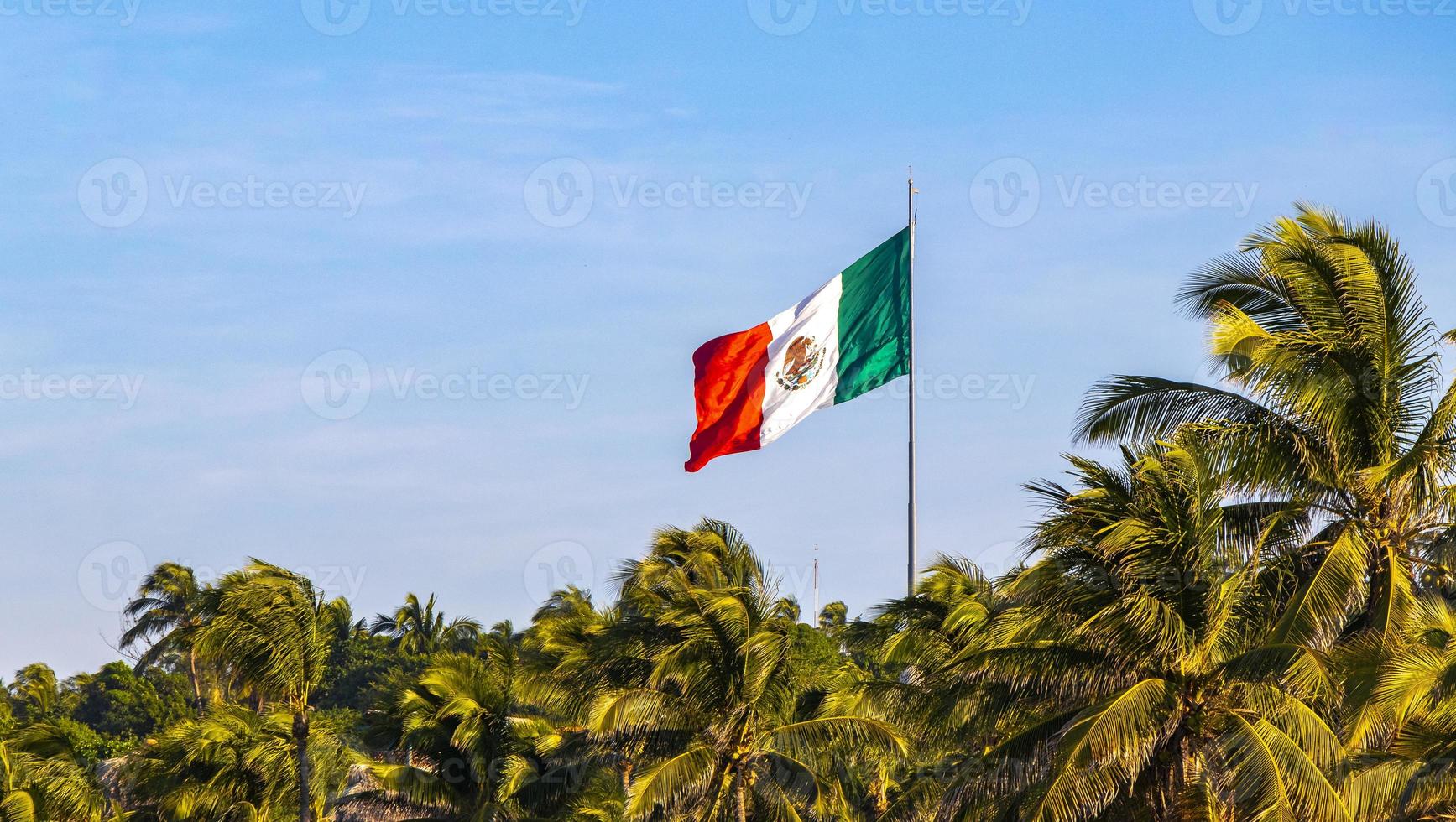 mexicano verde branco bandeira vermelha em zicatela puerto escondido méxico. foto