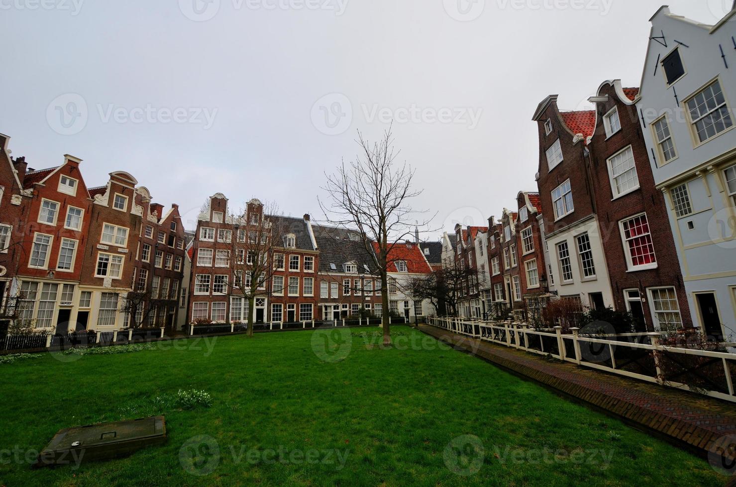 casas medievais em begijnhof, amsterdã foto