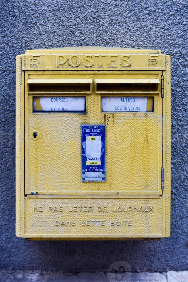 caixa postal francesa amarela em bourges france mensagens rotuladas pede para não jogar jornais na caixa foto