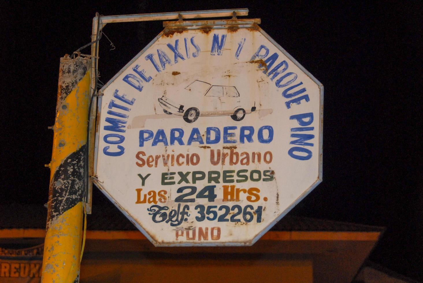 sinal de serviço de táxi, lago titicaca, peru foto
