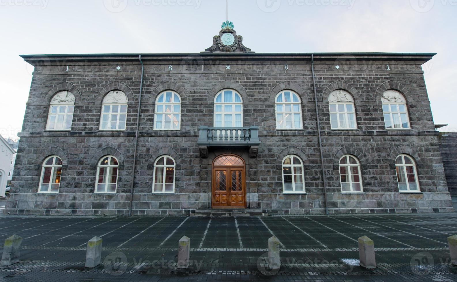 edifício do parlamento nacional, reykjavik, islândia foto