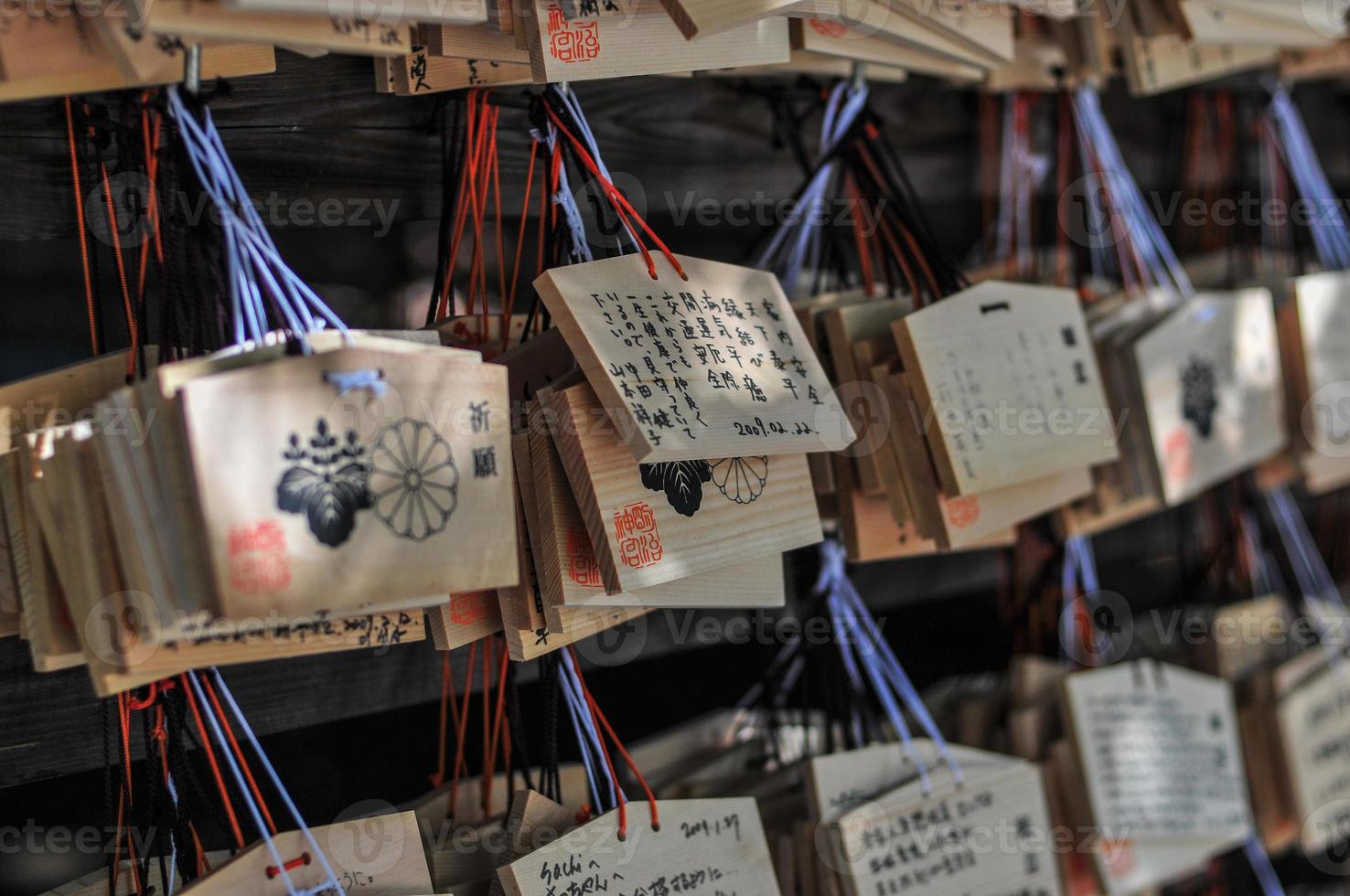 placas ema de madeira no santuário meiji em tóquio japão ema são pequenas placas de madeira nas quais os adoradores xintoístas escrevem suas orações ou desejos foto