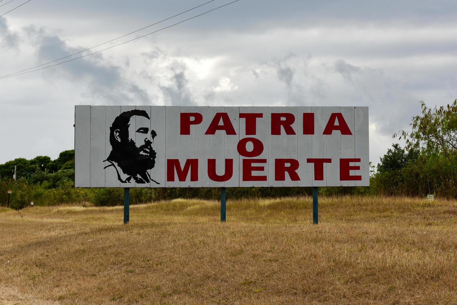 sinal na estrada em cuba com fidel castro com as palavras pátria ou morte foto