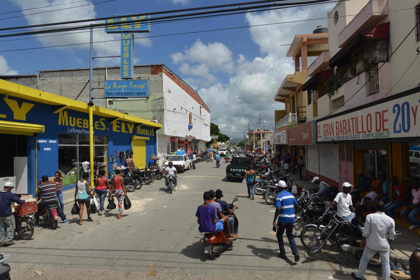 rua movimentada da cidade de higuey, república dominicana foto