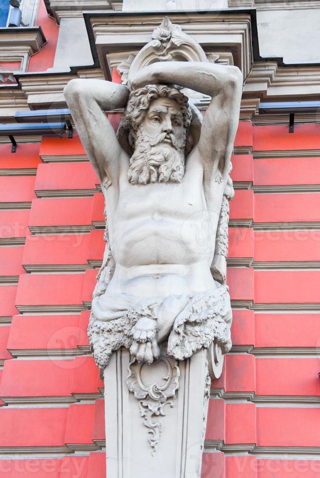 figura masculina do atlante do palácio beloselskybelozersky em são petersburgo rússia foto