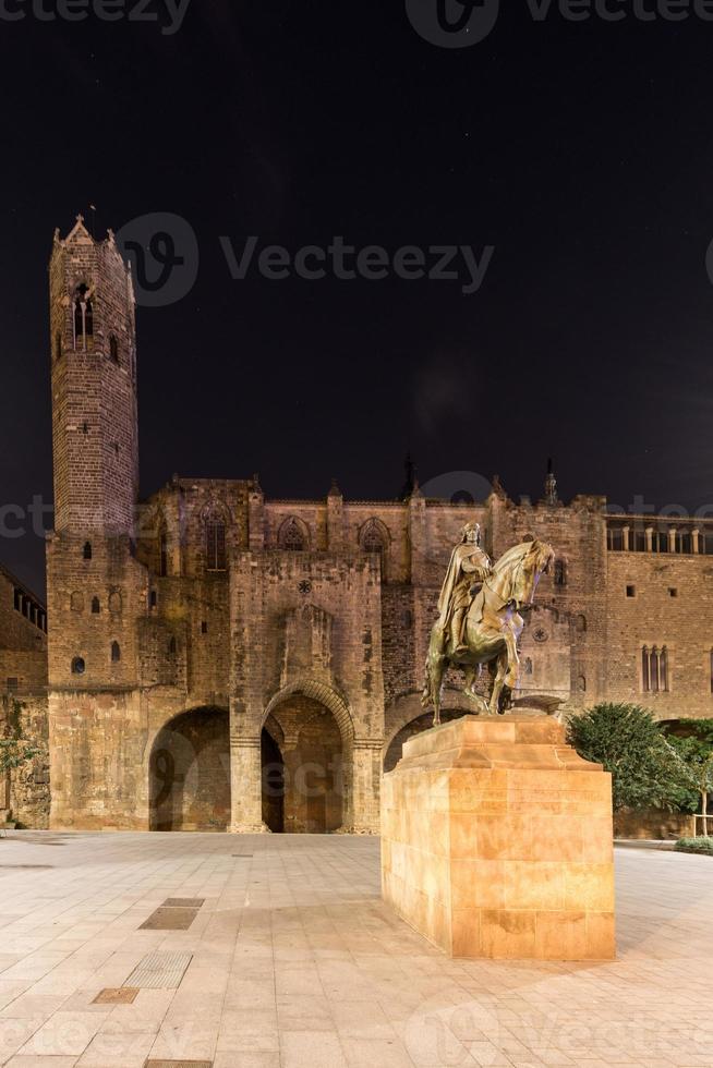 ramon berenguer iii conde de barcelona estátua de ramon berenguer iii 10861131 na praça homônima à noite ao fundo a capela de st agata barcelona catalunha espanha foto