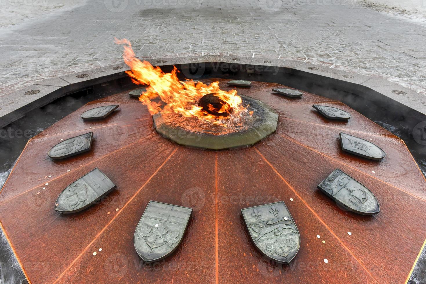 a chama do centenário localizada na colina do parlamento em ottawa ontario canadá comemora o 100º aniversário do canadá como uma confederação foto