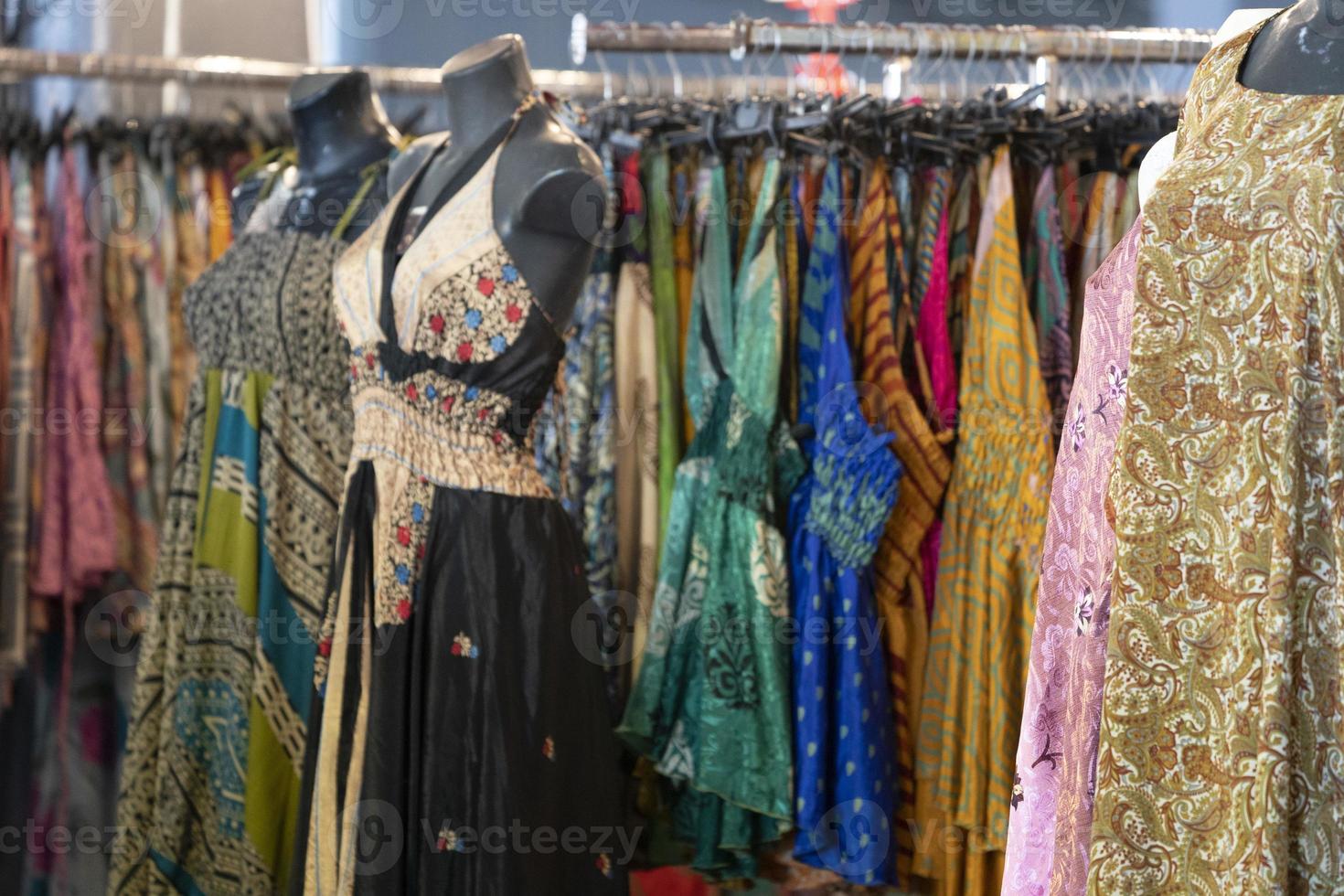 roupas da índia no mercado para venda foto