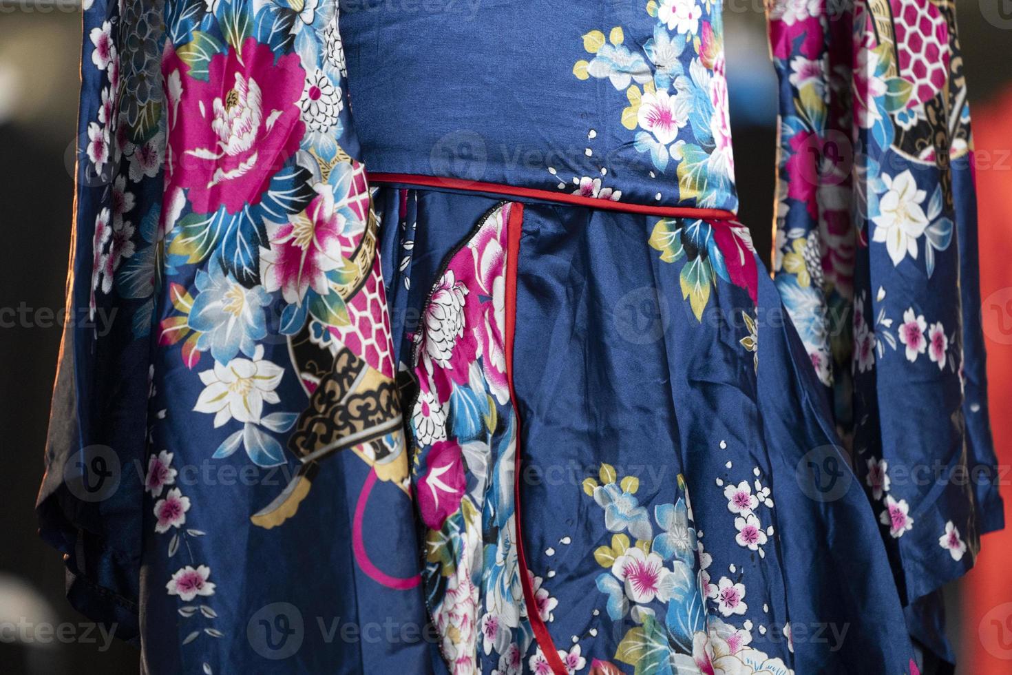 muitos vestidos de quimono japoneses no mercado foto