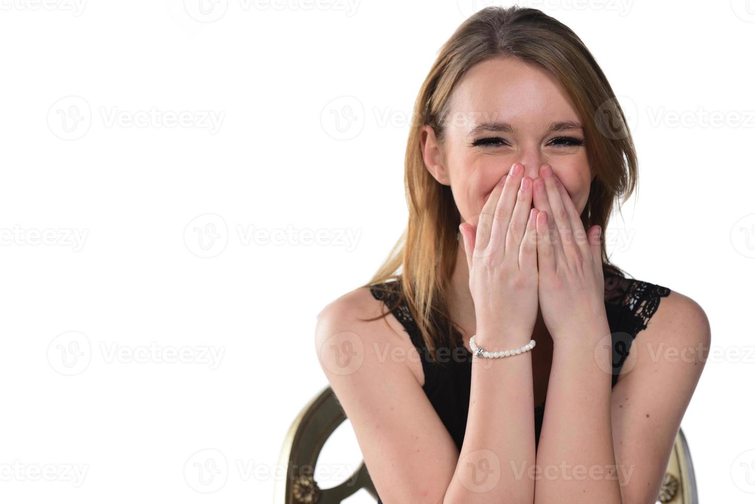 retrato de uma jovem mulher bonita espiando para a câmera fazendo careta e mostrando sinal de perdedor. isolado no branco foto