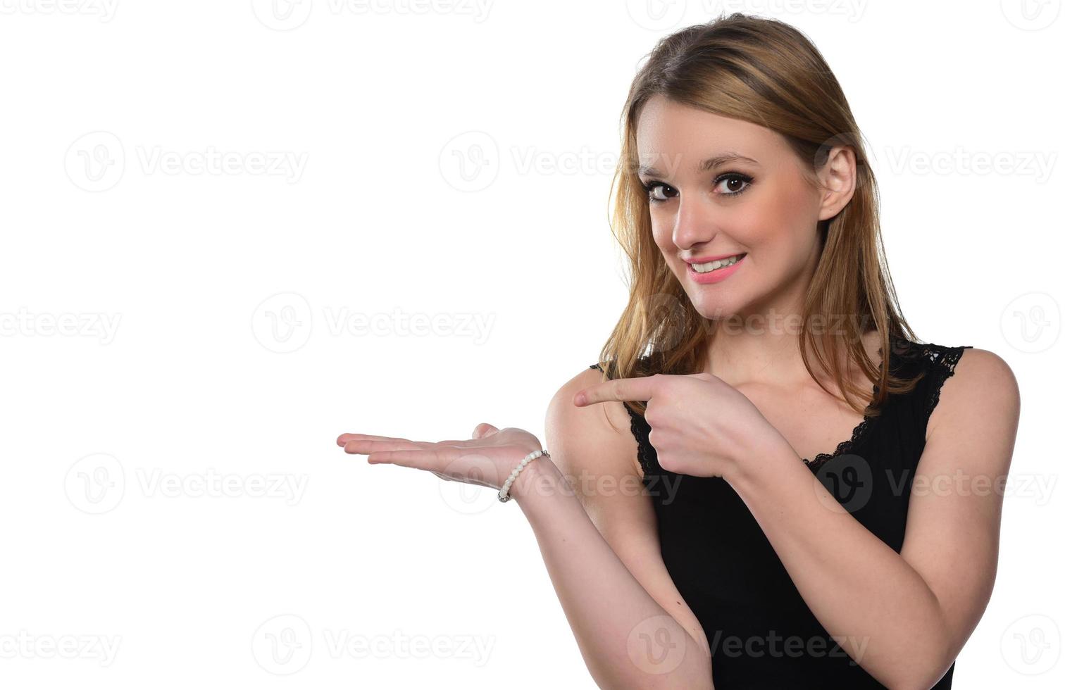 retrato de uma jovem mulher bonita segurando um objeto imaginário na palma da mão isolado no branco foto