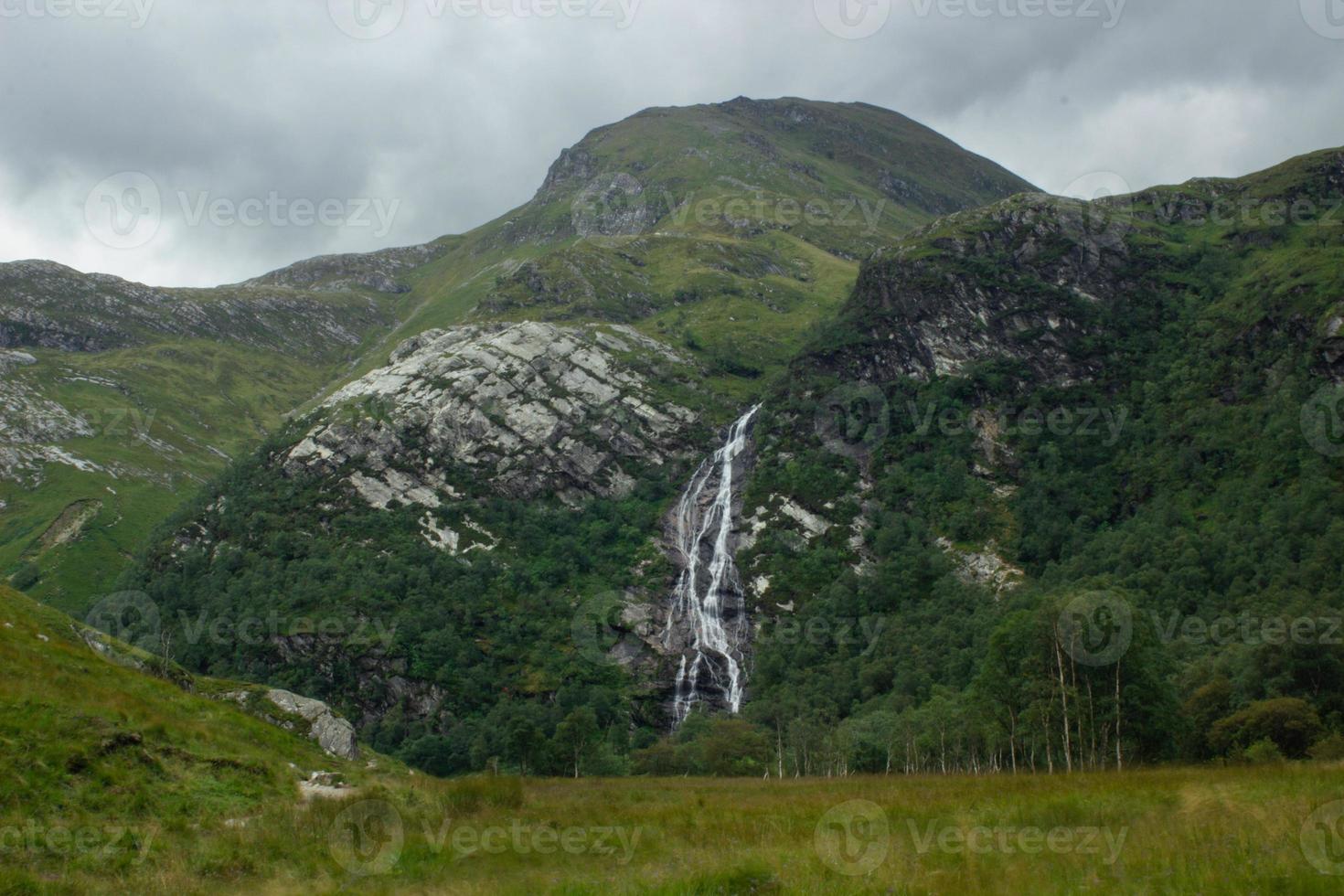 vista de perto das cascatas da cachoeira de steall foto