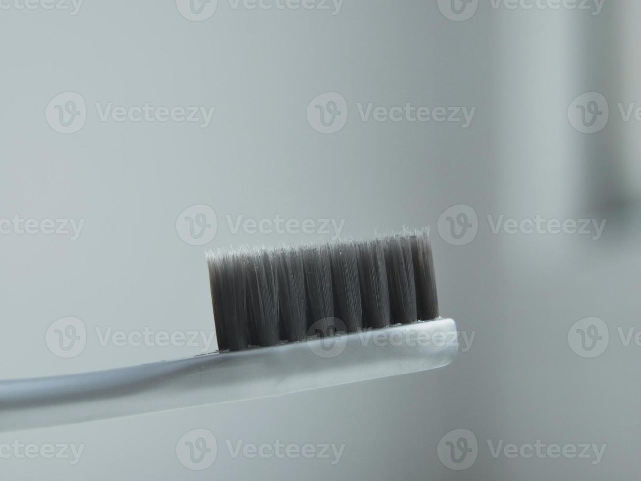 escova de dentes cinza na posição horizontal isolada com espaço para texto foto