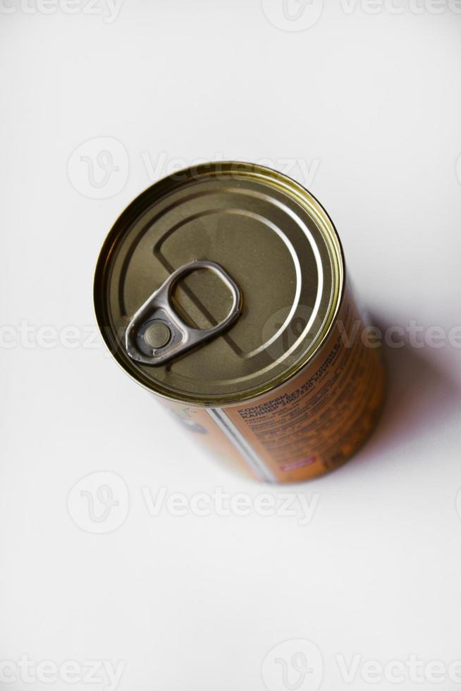 a tampa de uma lata em um fundo branco. uma lata. foto