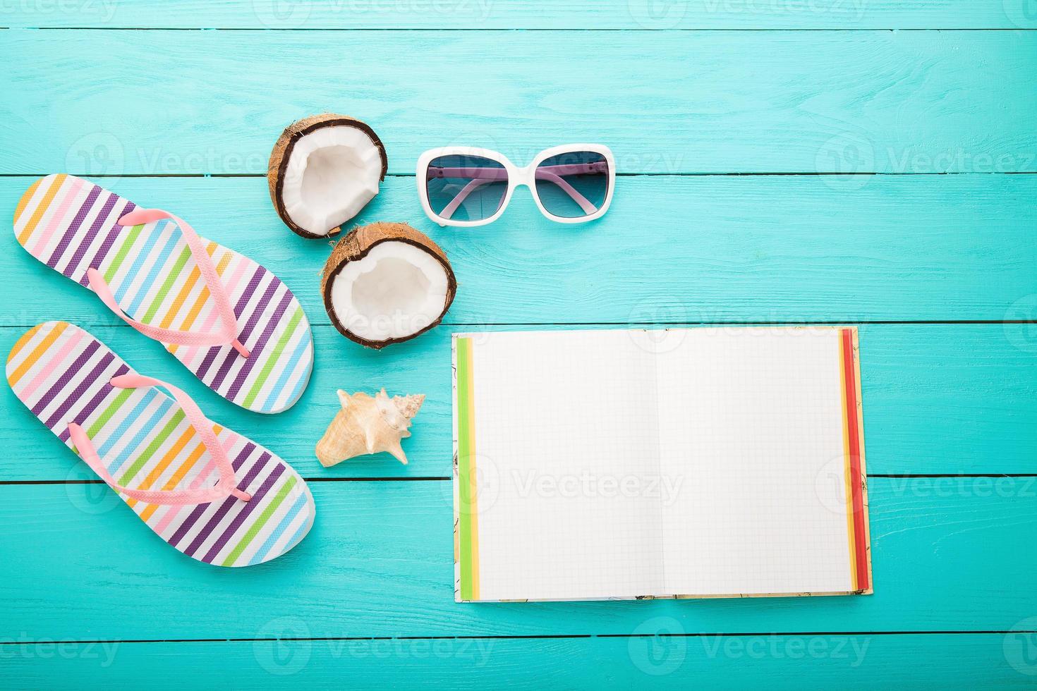 fundo conceitual de verão, acessórios de verão fecham a vista superior foto