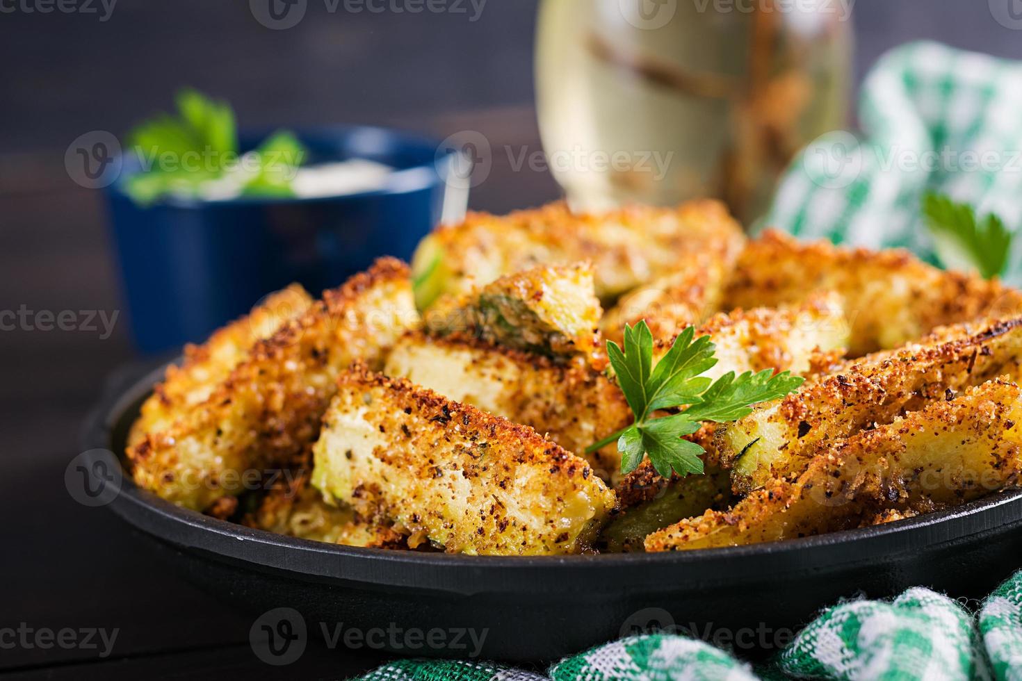 palitos de abobrinha assada com queijo e migalhas de pão. comida vegana. cozinha vegetariana. foto