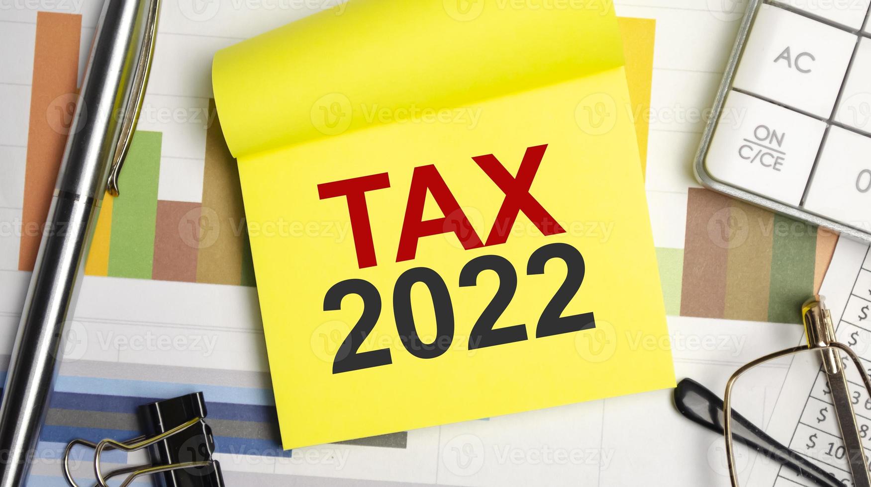 palavras de imposto 2022 em adesivos amarelos e gráficos foto