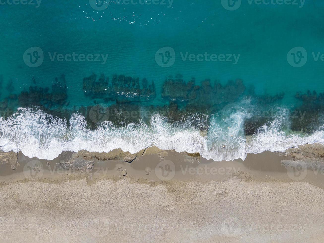 vista das ondas do mar com drone aéreo foto