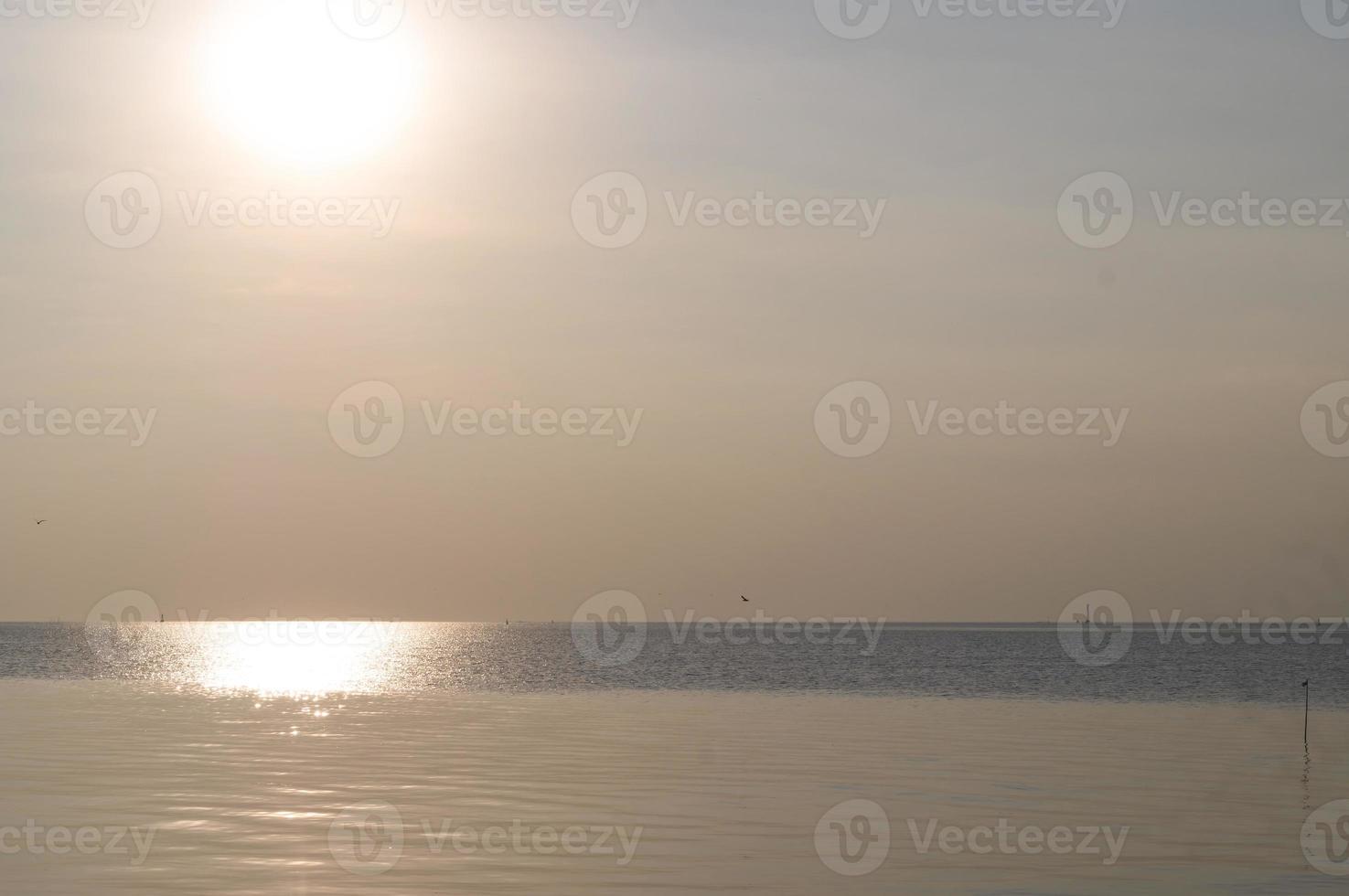 pôr do sol maravilhoso na superfície da água do mar à noite com f foto