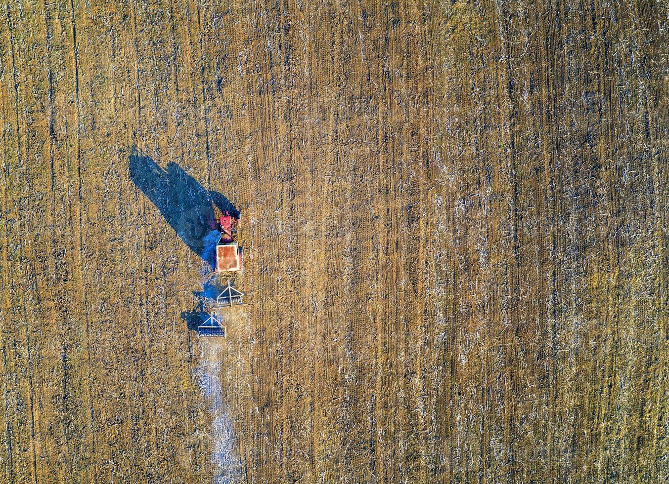 vista aérea do drone de processamento de campo com o trator. agricultura processamento de campos. vista do topo foto