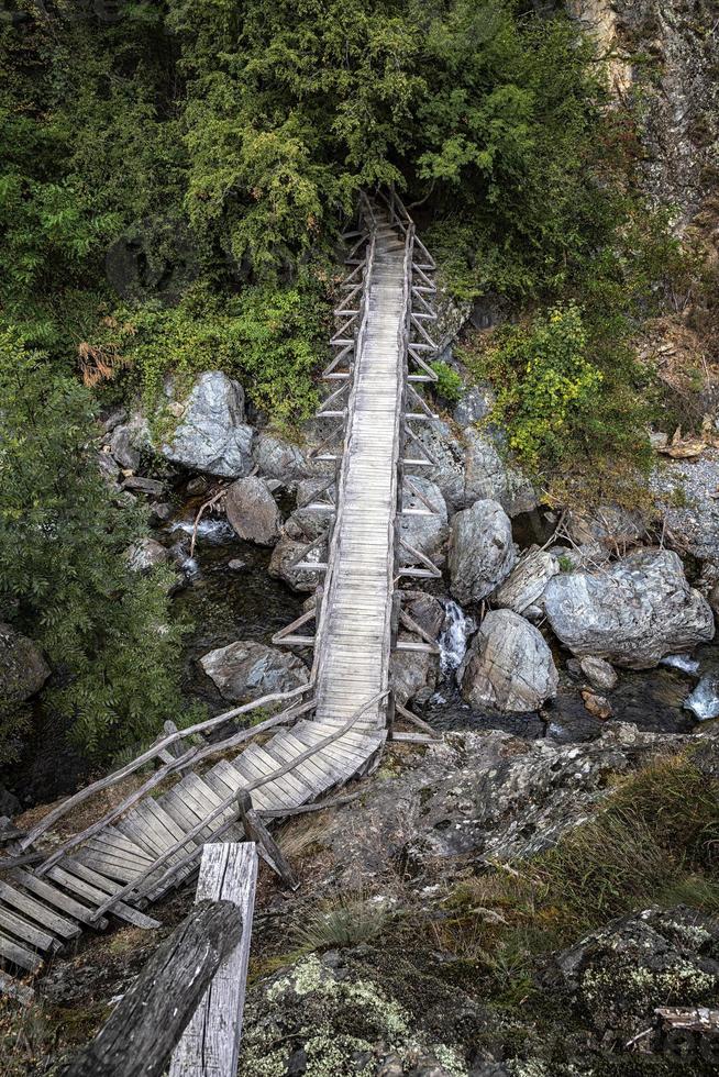 bela ponte de madeira feita à mão no eco path white river, perto de kalofer, bulgária. a preservação da natureza ao mesmo tempo em que dá acesso às pessoas é o objetivo. foto