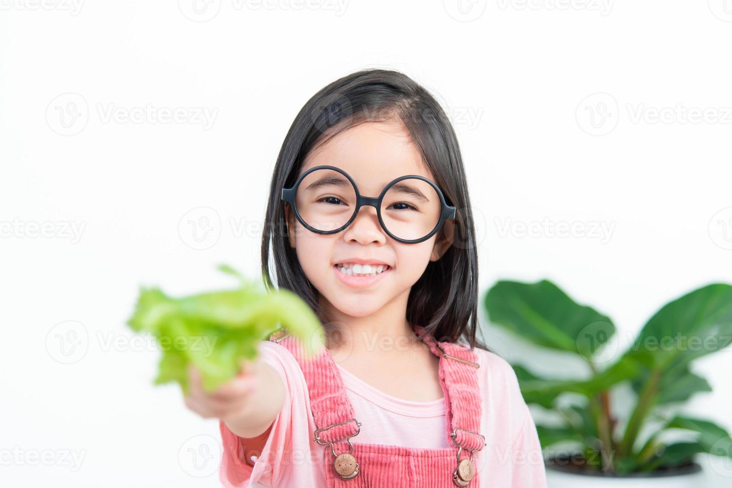 crianças menina ásia comendo legumes foto