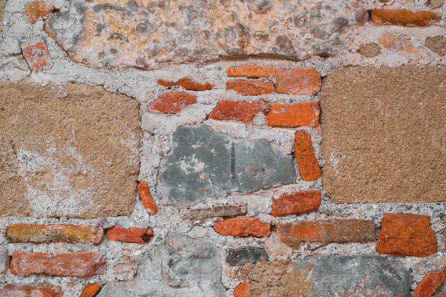 estrutura da parede de uma velha casa feita de pedra selvagem e tijolo, uma ideia para um fundo ou espaço de enquadramento, foto