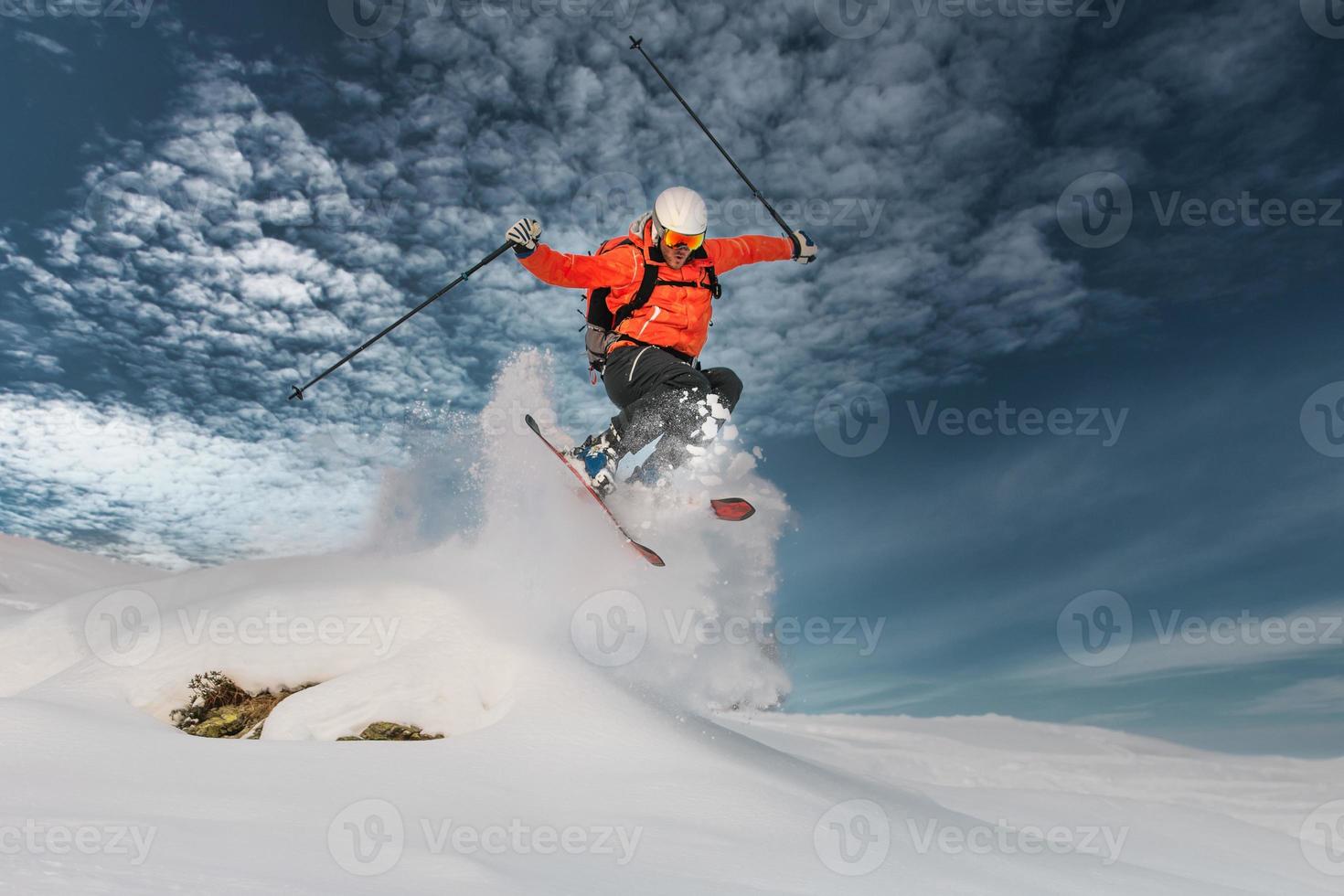 salto de esqui na neve em pó foto