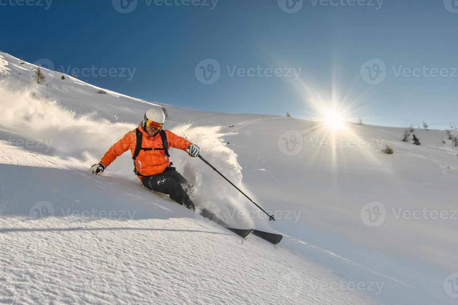 esquiador em neve virgem foto