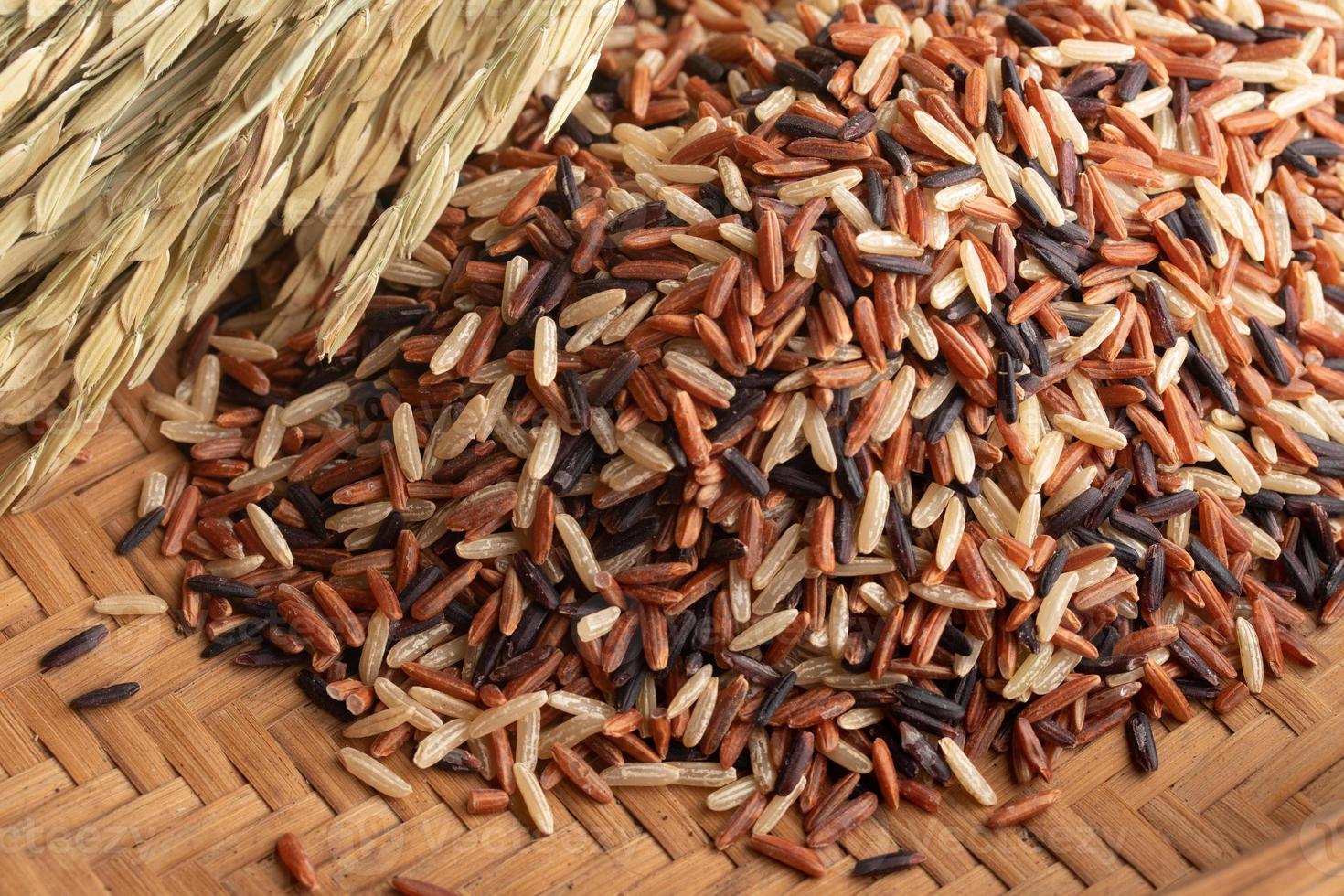 arroz de jasmim cru de três cores grãos de arroz tailandês foto