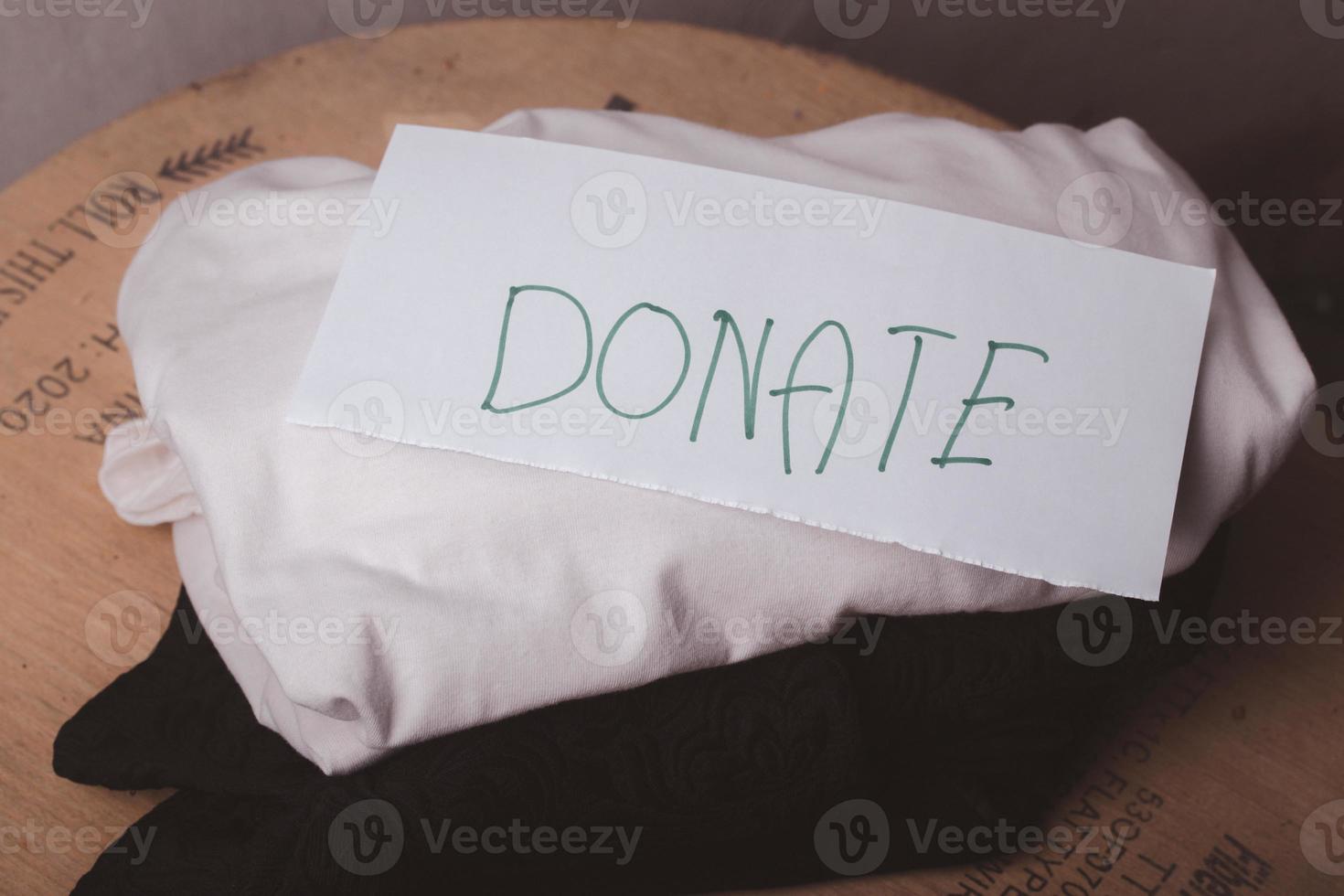 camisa branca deitada no chão aceitando doações de roupas, vista de cima foto